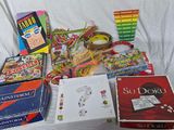 de nombreux livres et jeux posés sur une table blanche