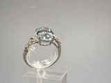 l'image d'une bague ornée d'une topaze bleue
