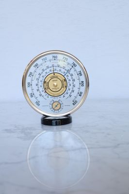 un gros plan d'un thermomètre posé sur une table en marbre