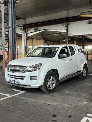 la photo d'une camionnette blanche garée dans un garage