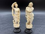 paire de figurines en ivoire sculpté représentant une femme et un homme