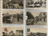 une vieille photo d'un lot de vieilles cartes postales sur une table
