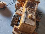 un camion miniature posé par terre