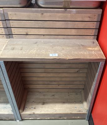 une étagère en bois sur laquelle est posé un pot