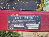 une pancarte à l'arrière d'un tracteur sur laquelle on peut lire « eis hutt 2m »