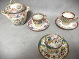 quatre services de tasses et soucoupes en porcelaine pour le thé et le café