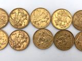 un tas de pièces d'or posé sur une surface blanche