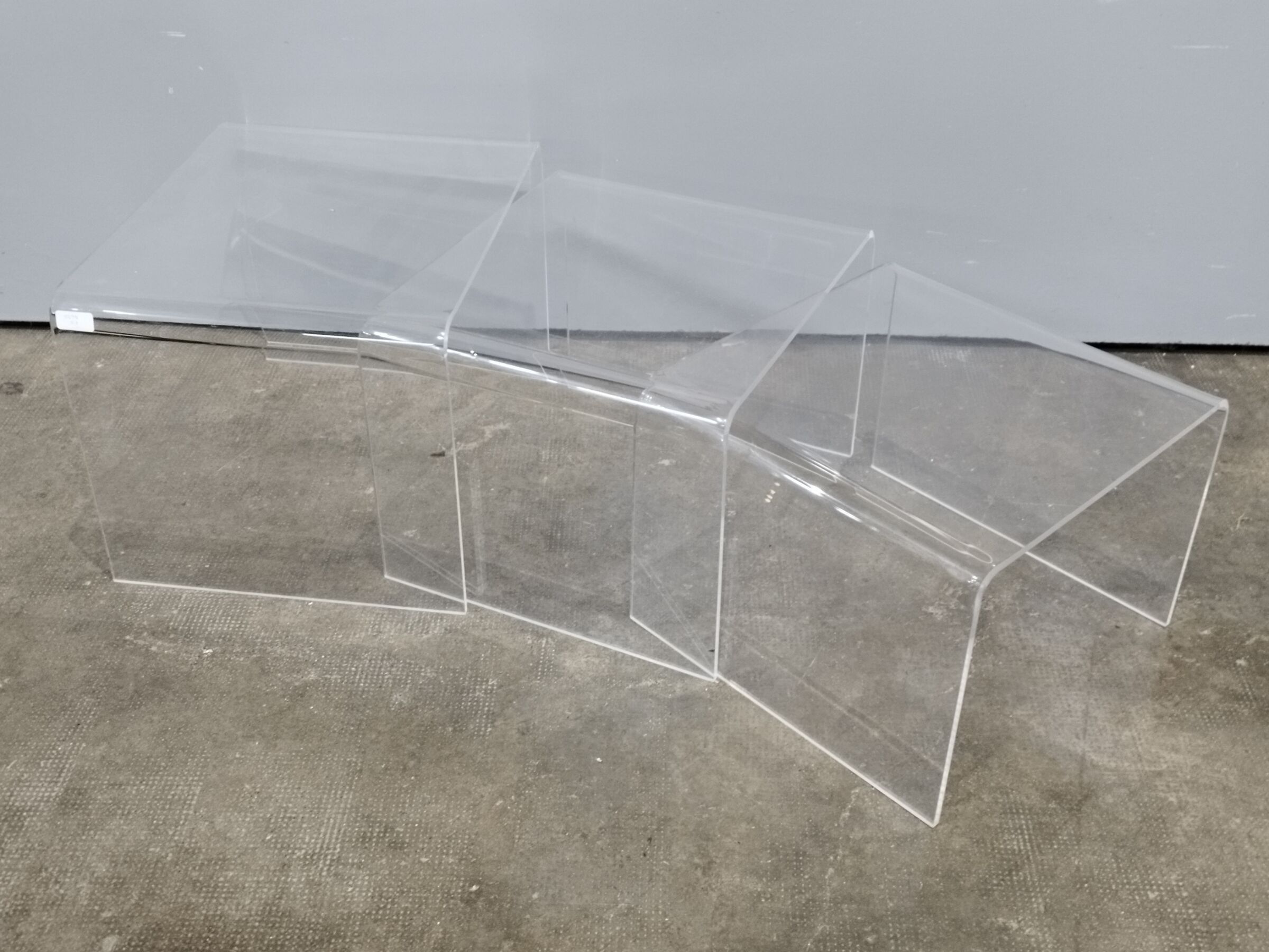 DAVID LANGE. dans le goût de. Table gigognes en plexiglas à …