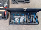 de nombreux outils dans une boîte à outils posée par terre