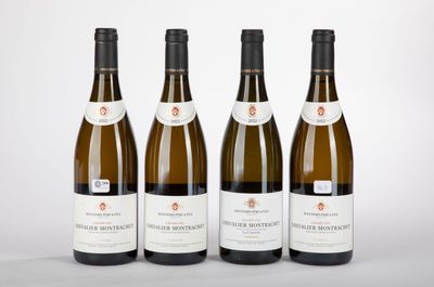 trois bouteilles de vin posées sur une table blanche