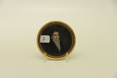 un portrait miniature représentant un homme en costume noir et chemise blanche