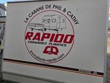 a sign that says rapido on the side of the road