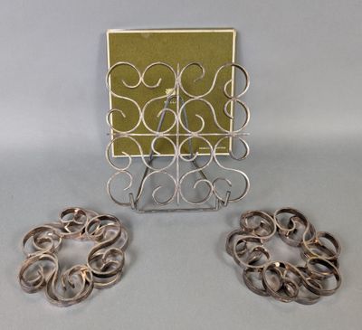 une paire de broches plaquées argent et un porte-cartes