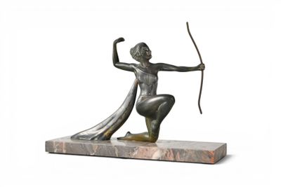 statue d'une femme tenant un arc et une flèche, posée sur un socle en marbre