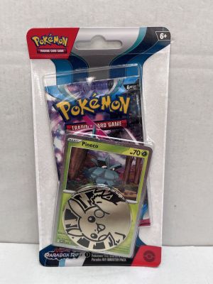 un gros plan sur un paquet de cartes à collectionner Pokémon posé sur une table