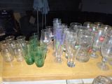 Il y a plusieurs verres sur la table, dont un est vide.