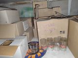 une pile de cartons et de verres posée sur une table