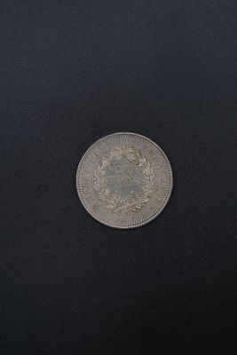 l'image d'une pièce d'argent sur fond noir