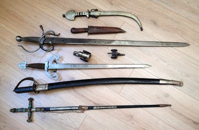 Dans la seconde chambre : Trois répliques d'épées, une répli… - Photo 1