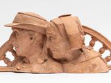 sculpture représentant deux hommes portant chacun un chapeau sur la tête