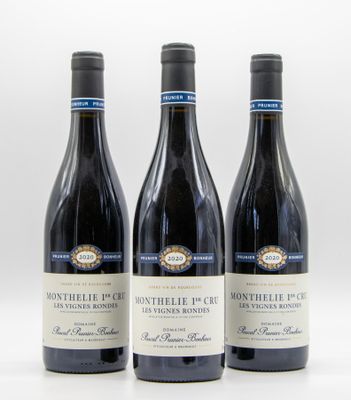trois bouteilles de vin sont alignées sur une surface blanche
