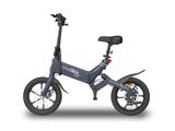 un gros plan d'une trottinette électrique bleue sur fond blanc