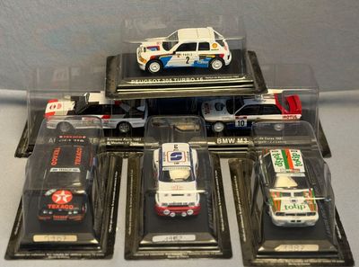 cinq petites voitures dans une vitrine posée sur une table