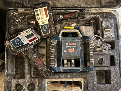 une caisse à outils avec des outils sur le sol
