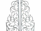 une paire de grilles en fer ornées de volutes à perte de vue