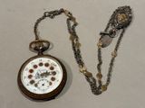 une montre de poche munie d'une chaîne