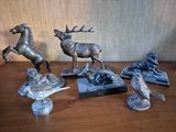 de nombreuses statues d'animaux en bronze posées sur une table