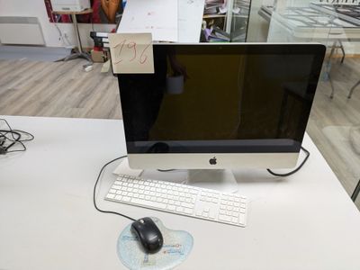 un ordinateur sur un bureau avec un clavier et une souris