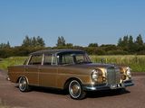 une voiture qui roule sur une route de campagne