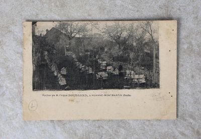 une vieille photo montrant un groupe de personnes dans une cour