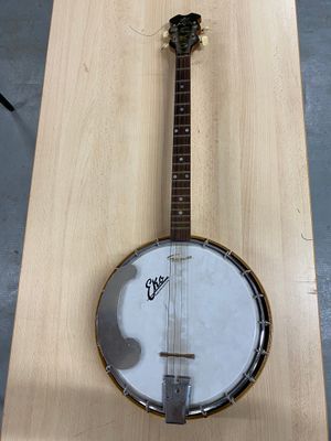 un banjo posé sur une table dans une pièce