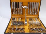 un coffret contenant de l'argenterie sur une table