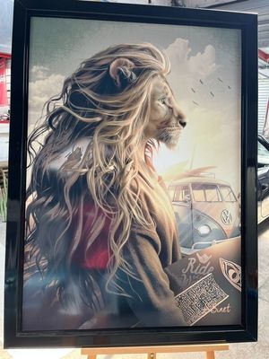 un tableau représentant un homme aux cheveux longs, avec une voiture en arrière-plan