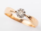 une vieille bague en diamant sertie dans de l'or jaune
