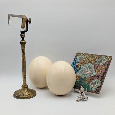 deux œufs et un livre sur la table