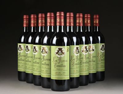 six bouteilles de vin rouge sont alignées