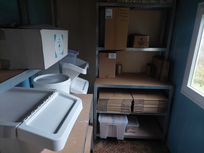 une pièce avec beaucoup de boîtes et de cartons sur les étagères