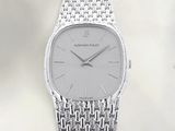 gros plan d'une montre sur une surface blanche