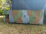 une grande boîte métallique ornée d'un motif de camouflage