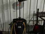 une photo d'une borne d'incendie noire et jaune dans un garage