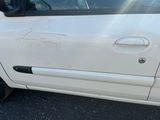 une voiture blanche garée dans un parking