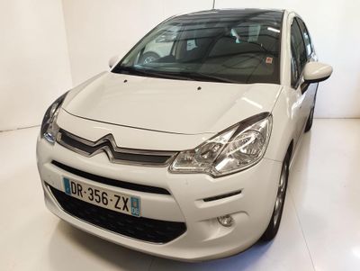 une voiture blanche garée dans une pièce blanche