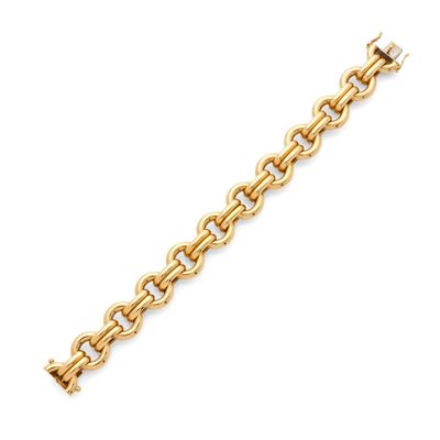 a yellow gold bracelet with links and a clasp