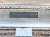 a plaque on the back of a bench that says crudo mariachi