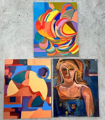 trois tableaux représentant une femme et un oiseau accrochés au mur