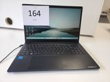 L'ordinateur portable est posé sur la table, avec une étiquette de prix dessus.